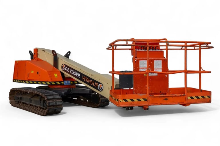 Beige en oranje rupshoogwerker van De Visser Verhuur, zijaanzicht met uitgeschoven arm en werkplatform.