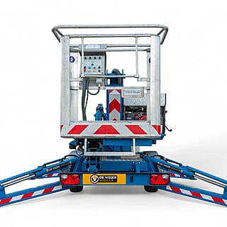 Blauwe aanhangerhoogwerker van De Visser Verhuur, achteraanzicht met ingeklapte arm en werkplatform.