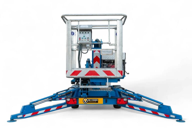 Blauwe aanhangerhoogwerker van De Visser Verhuur, achteraanzicht met ingeklapte arm en werkplatform.