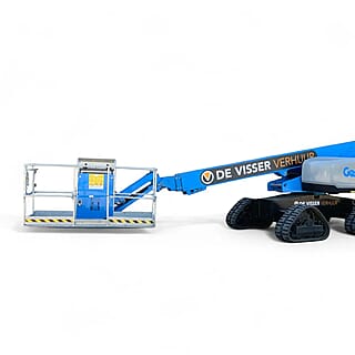 Blauwe telescoophoogwerker van De Visser Verhuur met rupsbanden, zijaanzicht met deels uitgeschoven arm en werkplatform.