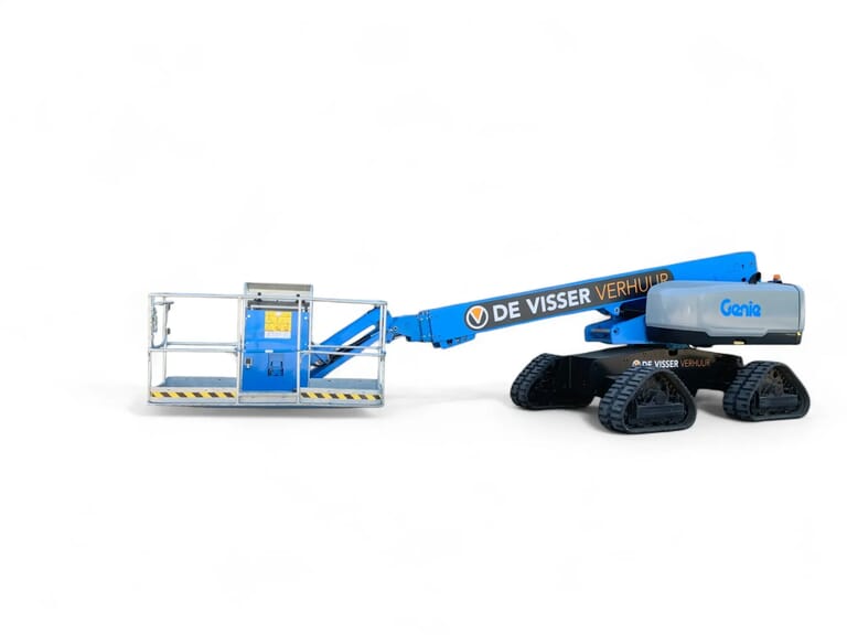 Blauwe telescoophoogwerker van De Visser Verhuur met rupsbanden, zijaanzicht met deels uitgeschoven arm en werkplatform.