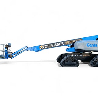 Blauwe telescoophoogwerker van De Visser Verhuur met rupsbanden, zijaanzicht met deels uitgeschoven arm en werkplatform.