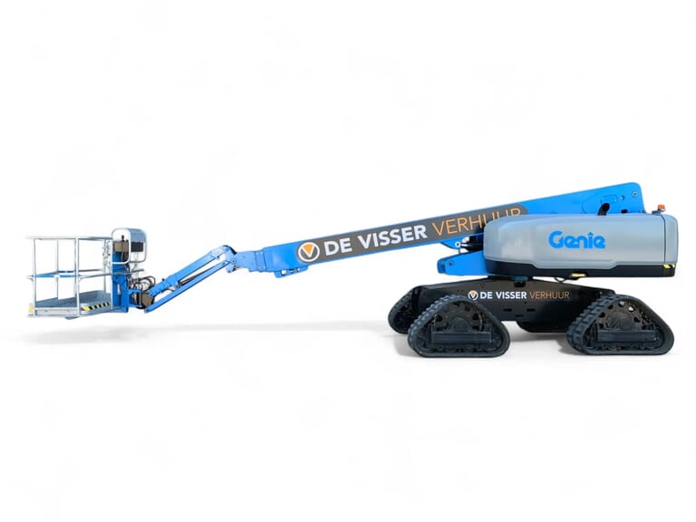 Blauwe telescoophoogwerker van De Visser Verhuur met rupsbanden, zijaanzicht met deels uitgeschoven arm en werkplatform.