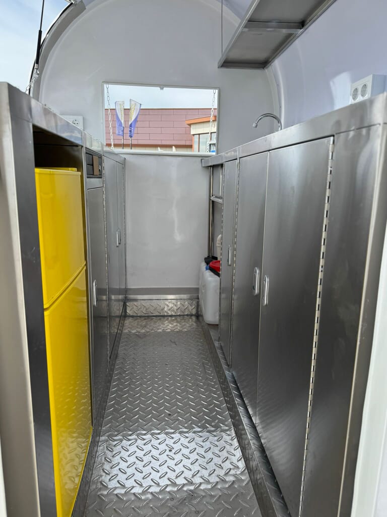 Zwarte foodtruck 5 binnenkant