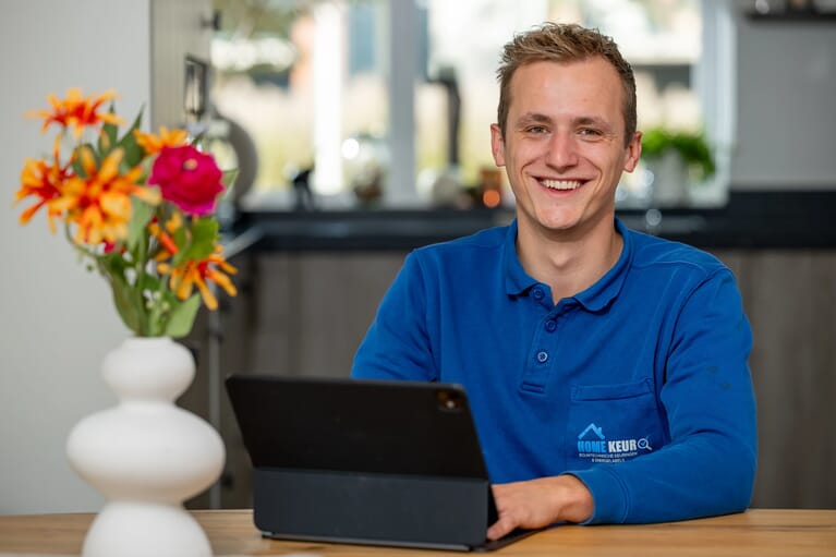 Man achter een laptop