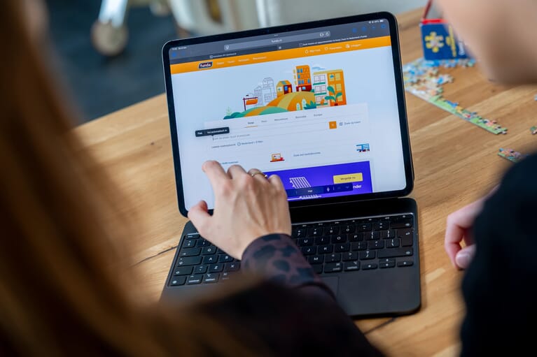 Een laptop geopend met de website funda