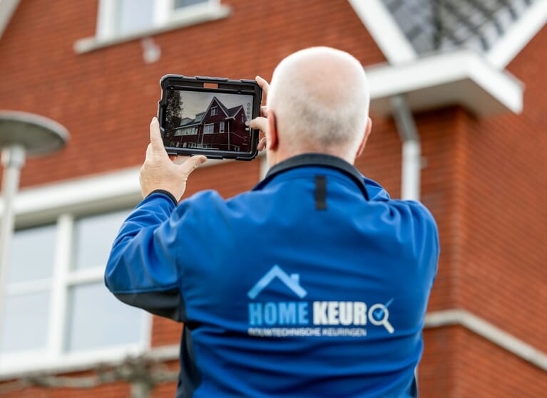 Man maakt foto van een huis