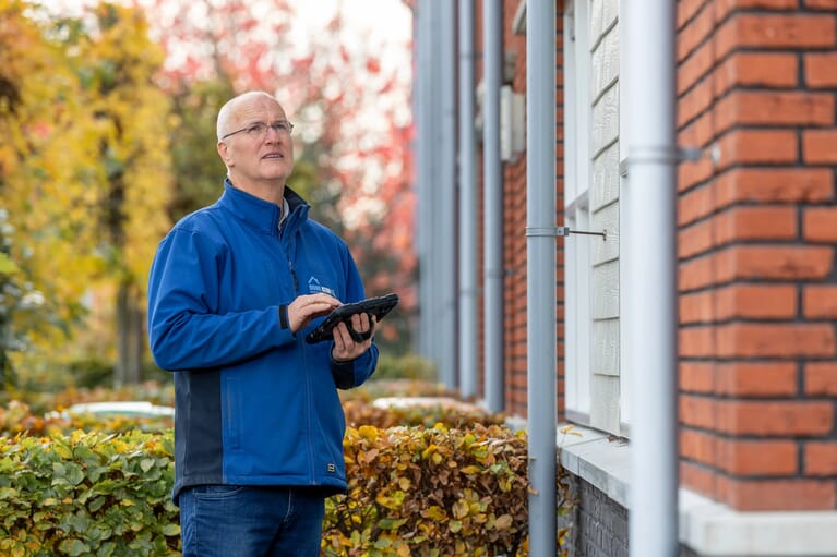 Man kijkt omhoog voor een gevel