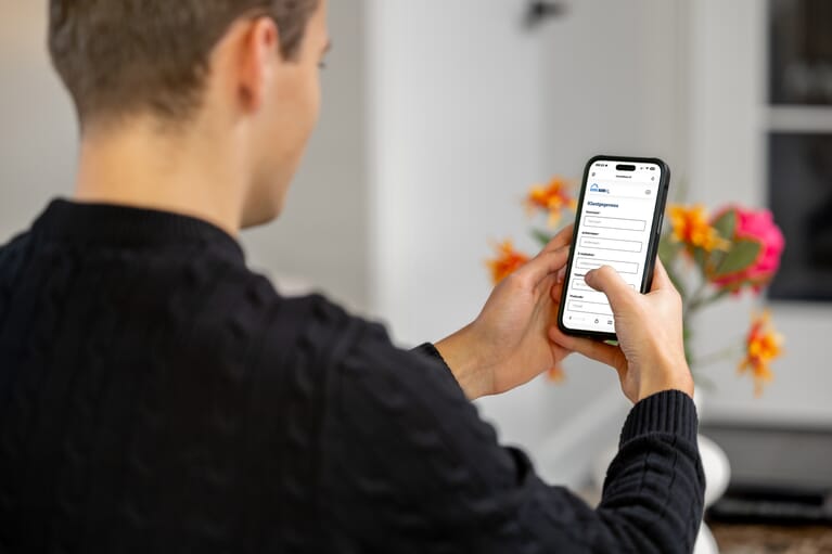 man kijkt op een telefoon