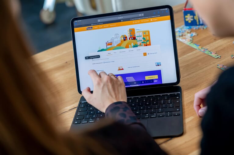 Een laptop geopend met de website funda