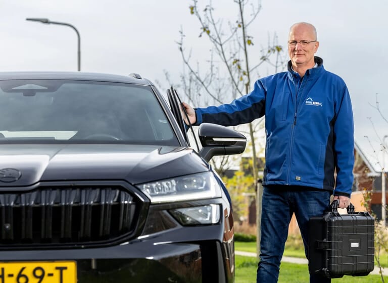 Man sluit zijn autodeur