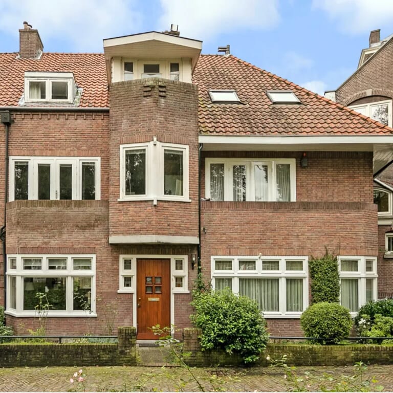 Erker-balkon-jaren-30-woning-rood-metselwerk