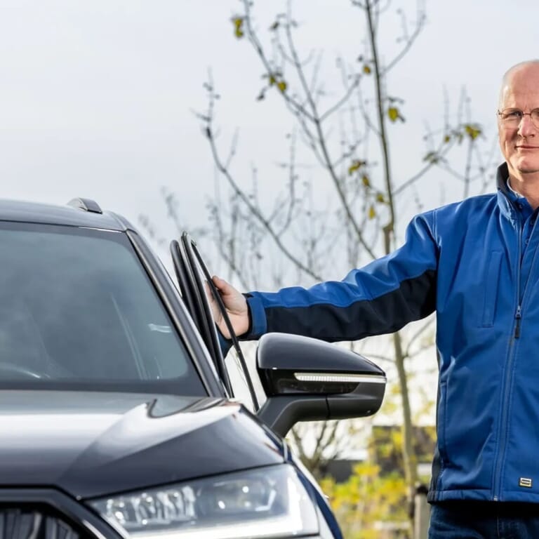Man sluit zijn autodeur