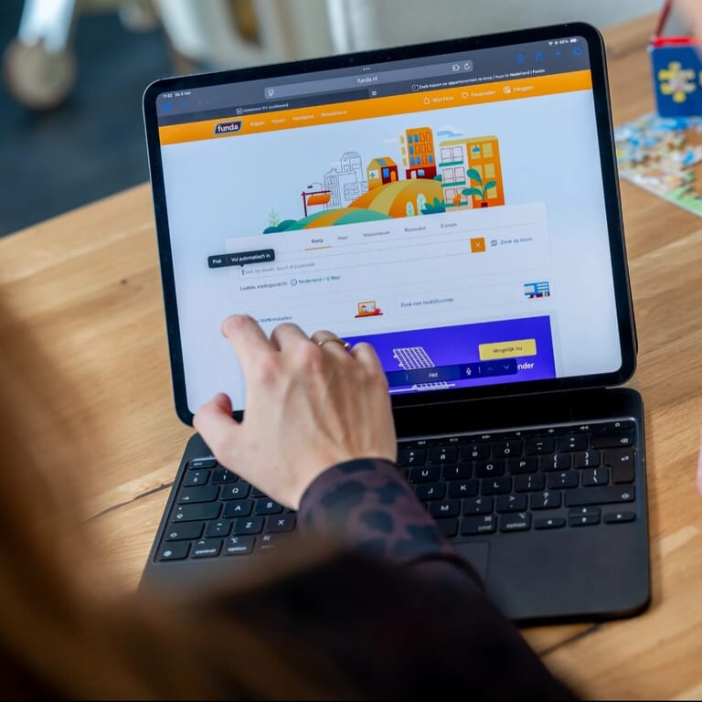 Een laptop geopend met de website funda