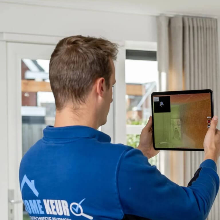 Een scant met zijn tablet een muur