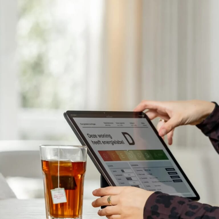 Een vrouw achter een laptop
