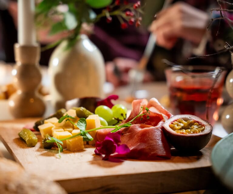 Een foto van een plank met lekker eten