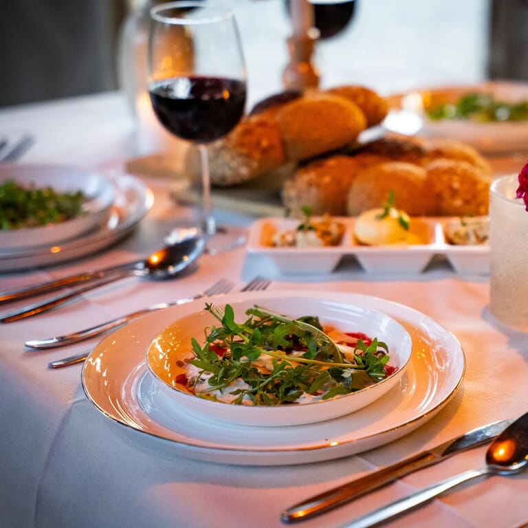 Een gerecht op een gedekte tafel