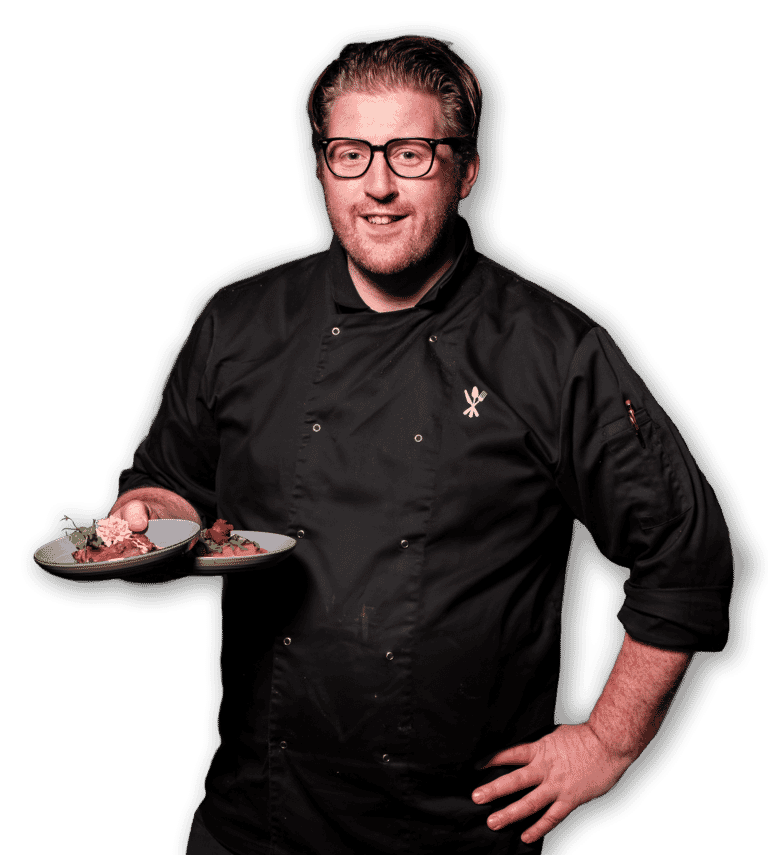 Man met twee bordjes in de hand