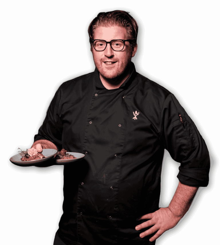 Man met twee bordjes in de hand