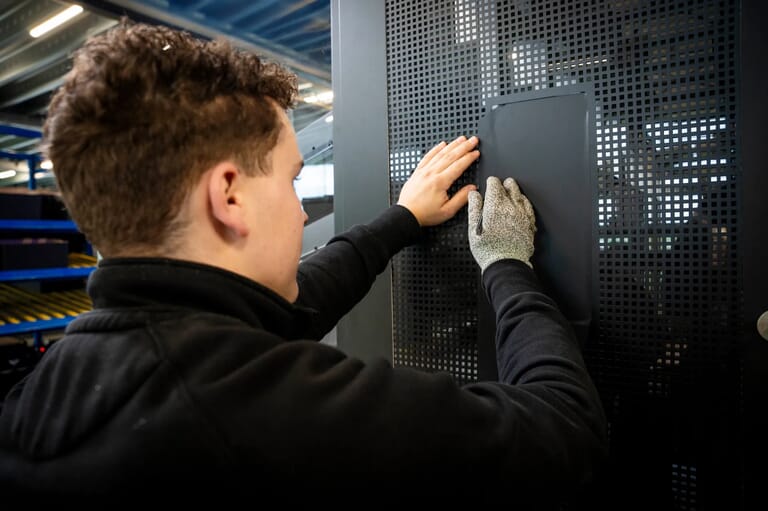 Ruben van Interskin plakt een machine van Omoda
