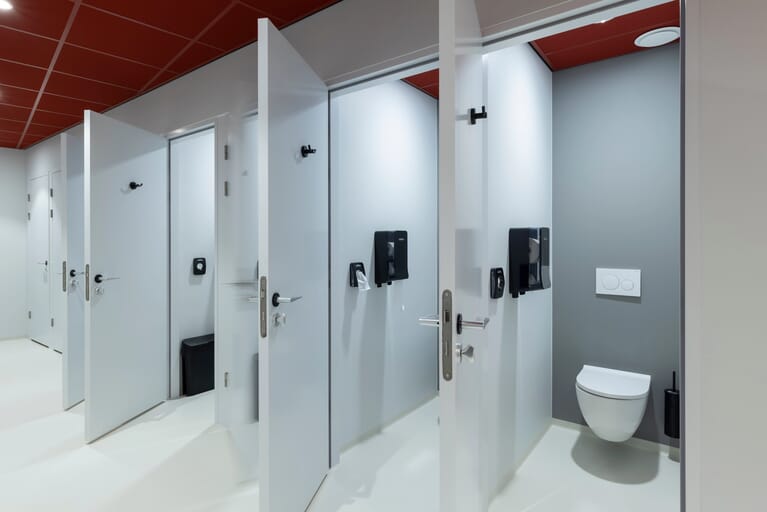 Wc's in het Luxor Theater in Rotterdam waarvan de panelen zijn geplakt met interieurfolie door interskin