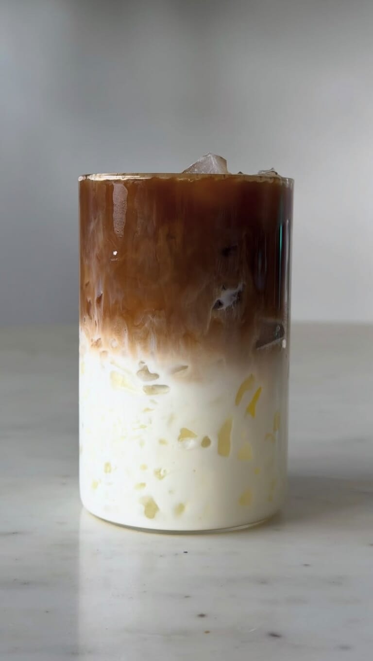 Silky Espresso Tonic

A sparkling and refreshing drink with a little edge. The rich, chocolatey notes of Silky pair surprisingly well with the light bitterness of tonic.
What you need:
– 1 Silky espresso
– 120 ml tonic water
– Ice cubes
– A slice of orange
How to make it:
– Fill a glass with ice cubes
– Pour in the tonic water
– Slowly add the espresso
– Garnish with a slice of orange
Lanka tip: Choose a tonic with little sugar to keep the flavours of Silky perfectly balanced.
Save this recipe and try it yourself! 

#lankacoffee #coffee #specialtycoffee #coffeelover #recept - Geplaatst door @lankacoffeeandspices