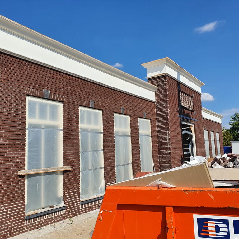 Uit de steigers