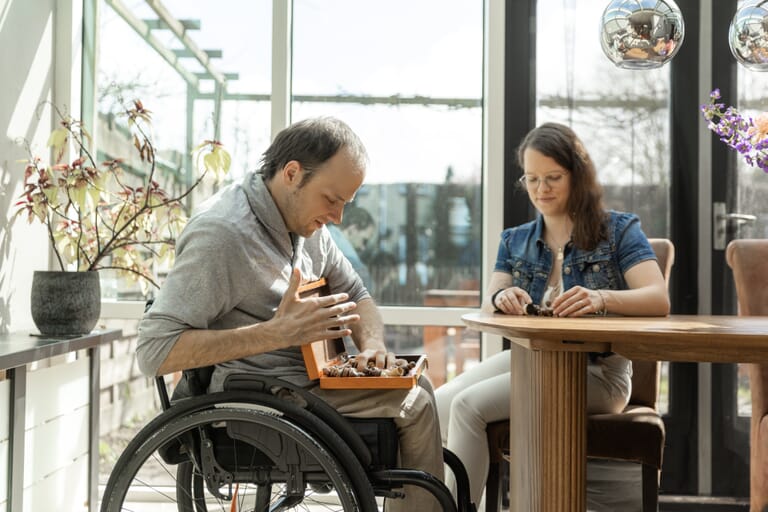 man-in-rolstoel-met-snel-toenmenden-zorgvraag-gaat-schaken