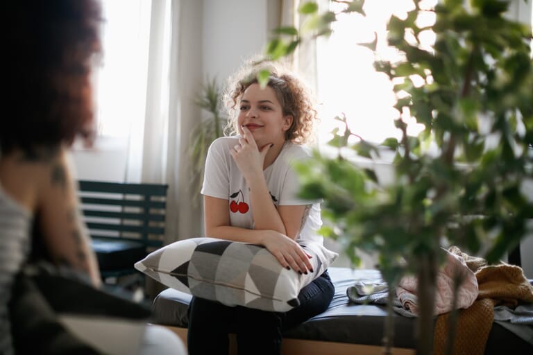 vrouw-denkt-na-over-mantelzorgwoning