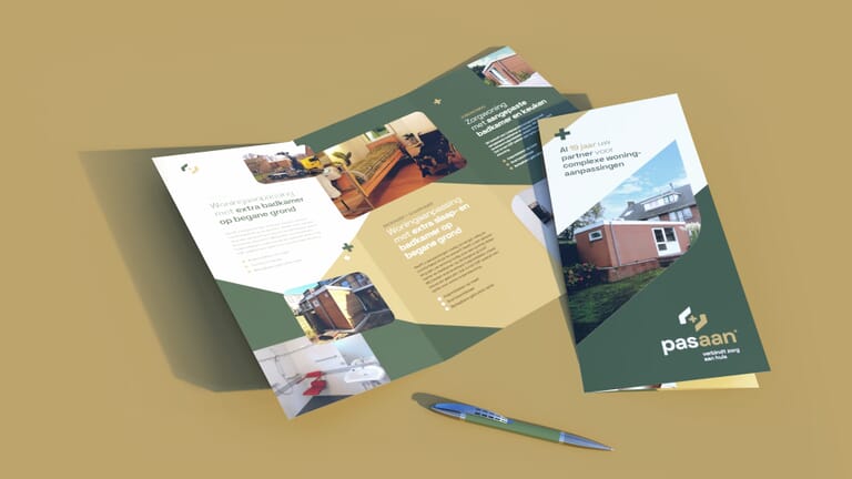 Mockup PasAan drieluik_3 beige