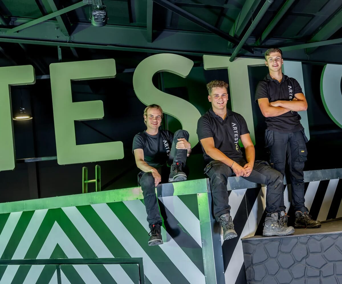 Mannen op een muur