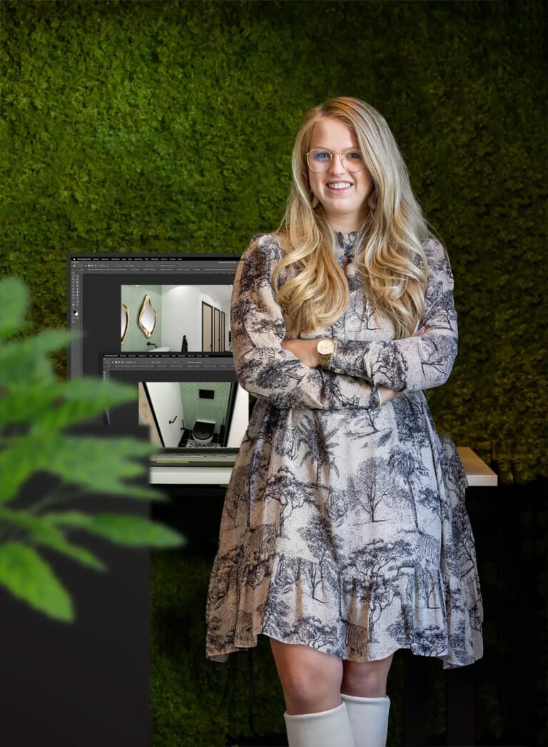 Een vrouw leunend op een bureau