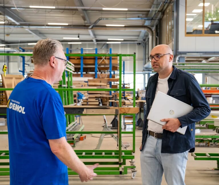 Twee mannen in een bouwplaats