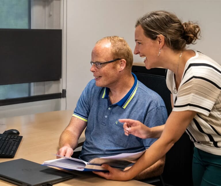 Een man en een vrouw aan een bureau