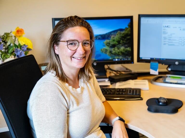 Vrouw voor een bureau