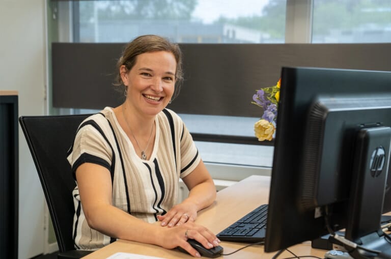 Een vrouw achter een computer