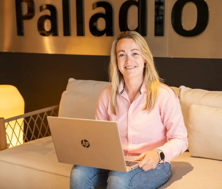 Een vrouw op een bank met een laptop op haar schoot