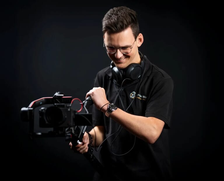 Een man met een videocamera