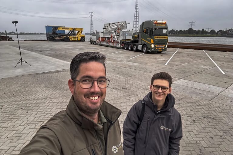 Twee mannen met op de achtergrond een vrachtwagen