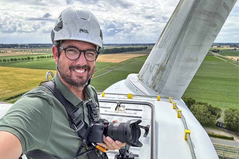 Een man op een vliegtuig met een camera