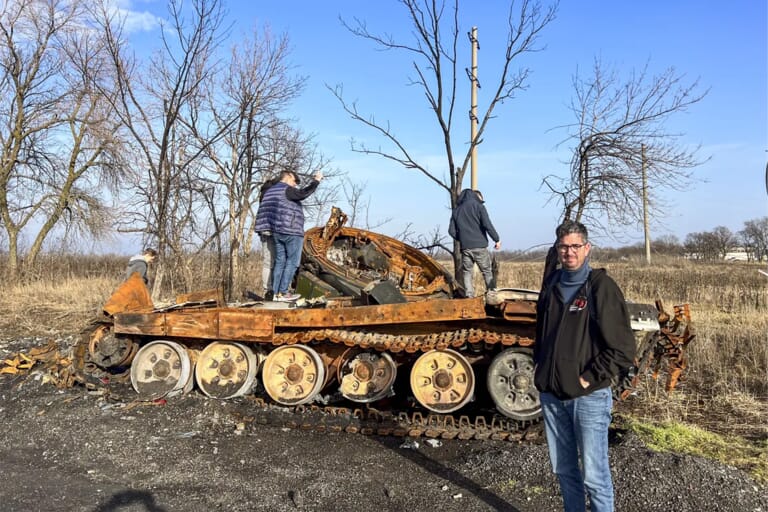 Een man voor een tank