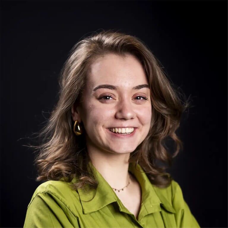 vrouw met bruin haar en een groene jurk