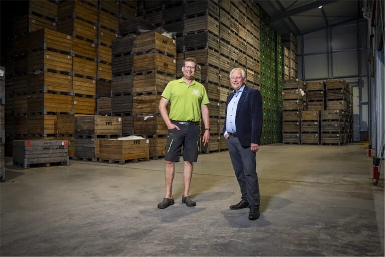 Twee mannen in een schuur