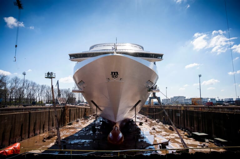Een groot schip op het land 
