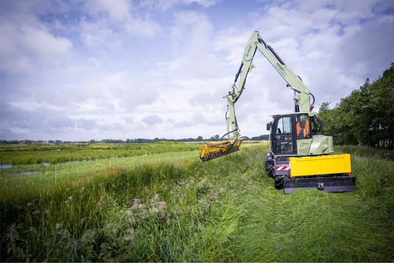 Een kraan op een grote weide met gras