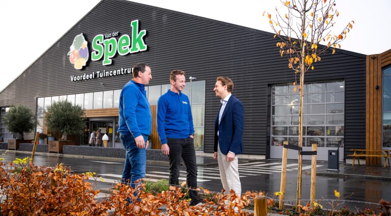 Drie mannen voor een bedrijfspand