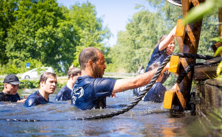 Man die uit het water klimt