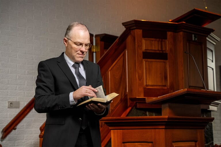 Een man met een bijbel in een kerk