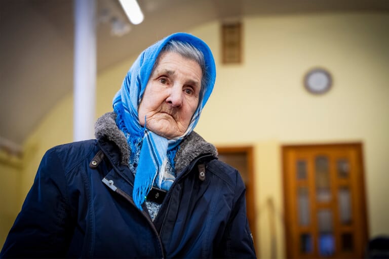 Een droevige oude vrouw 